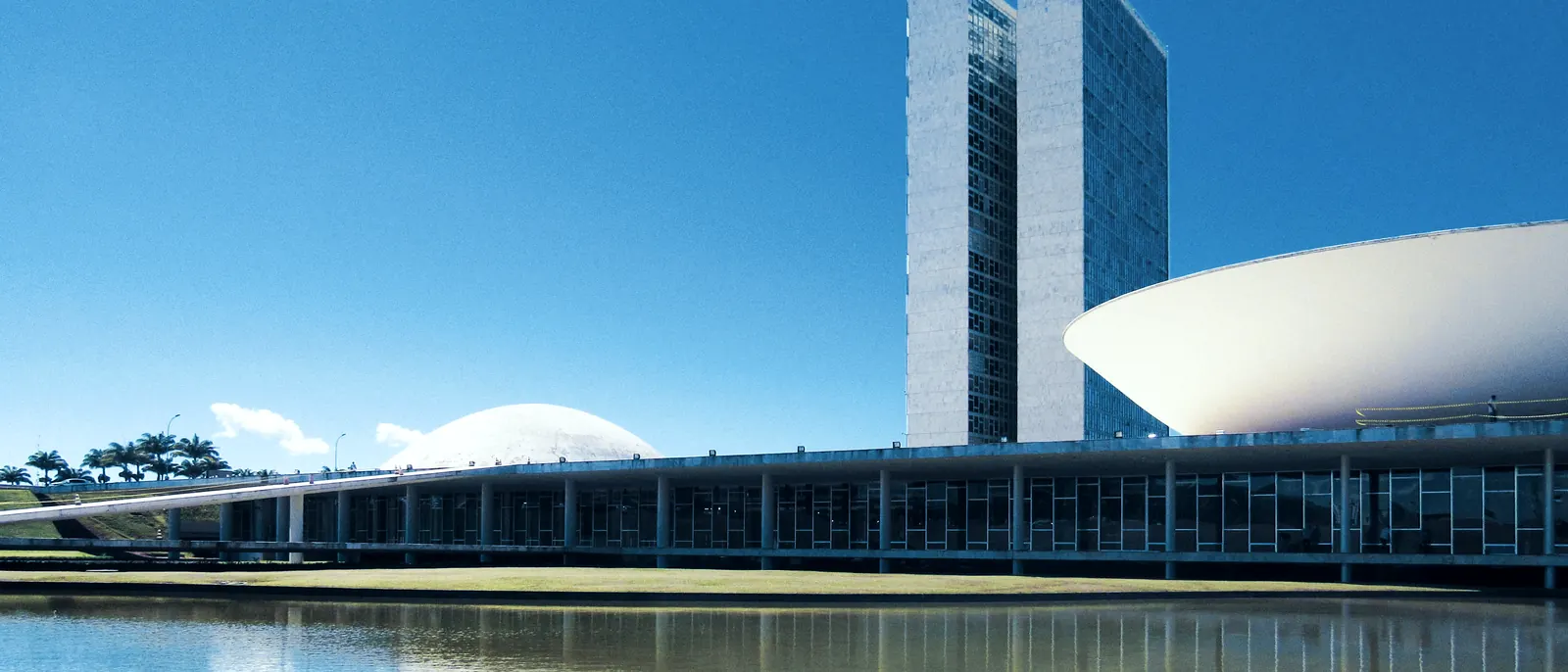 Congresso Nacional, em Brasília, refletido no espelho d’água