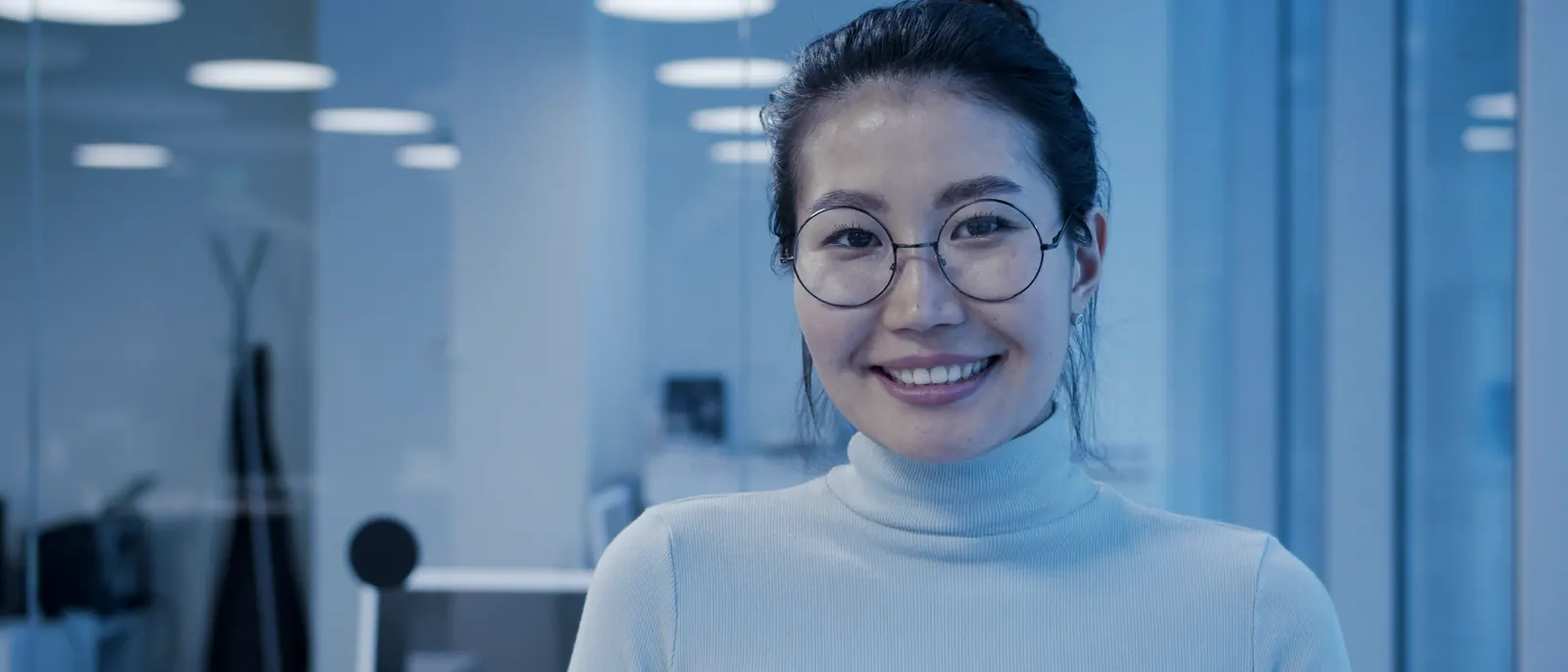 Empreendedora sorrindo no escritório de uma startup