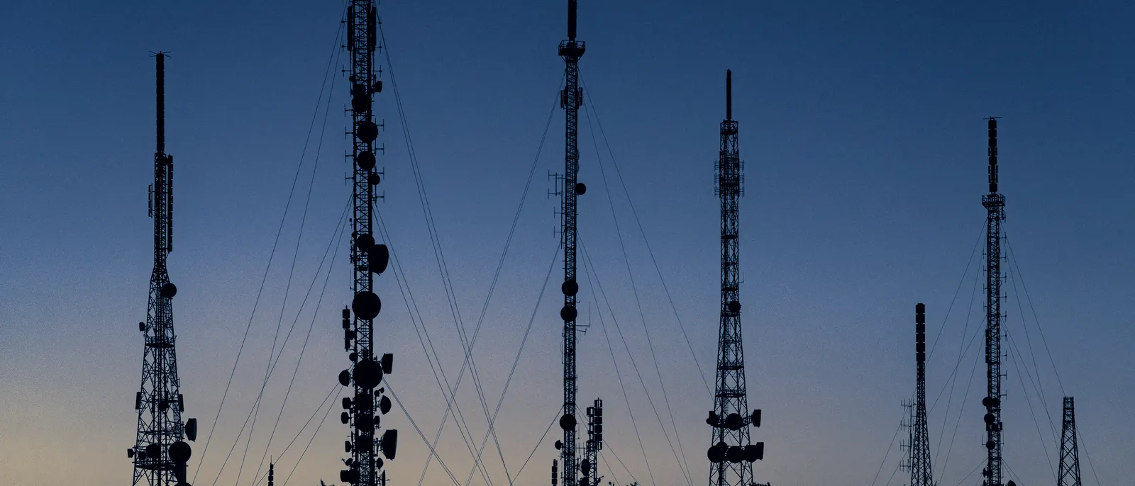 Torres de telecomunicação ao anoitecer