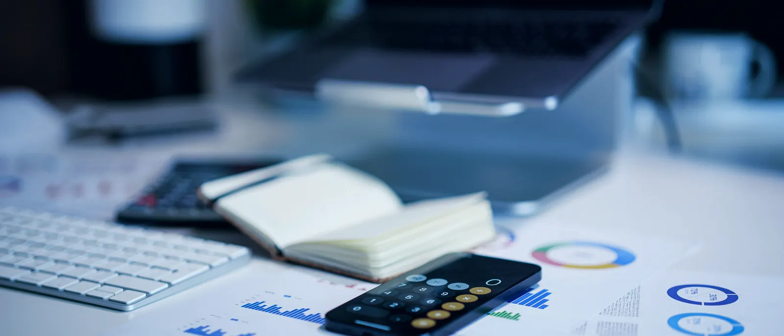 Mesa com relatórios financeiros e calculadora