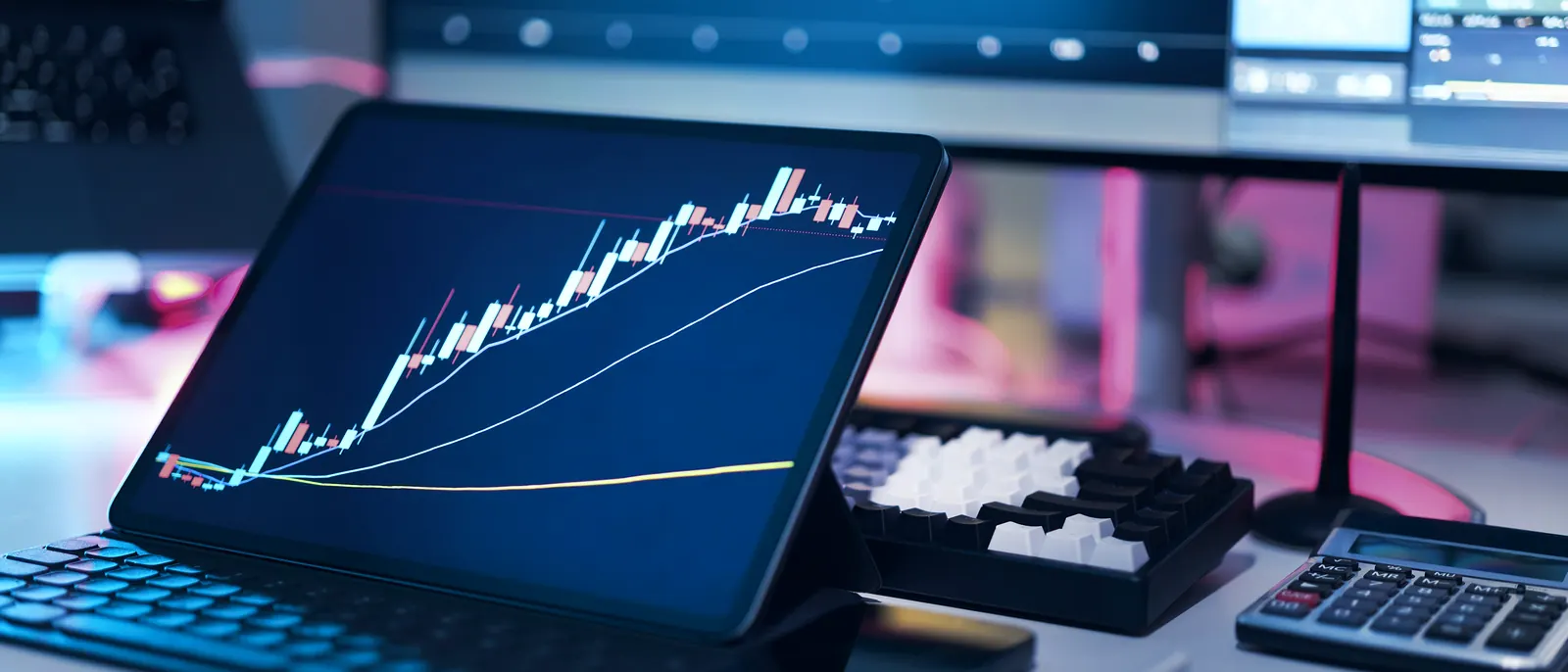 Mesa com relatórios financeiros e calculadora