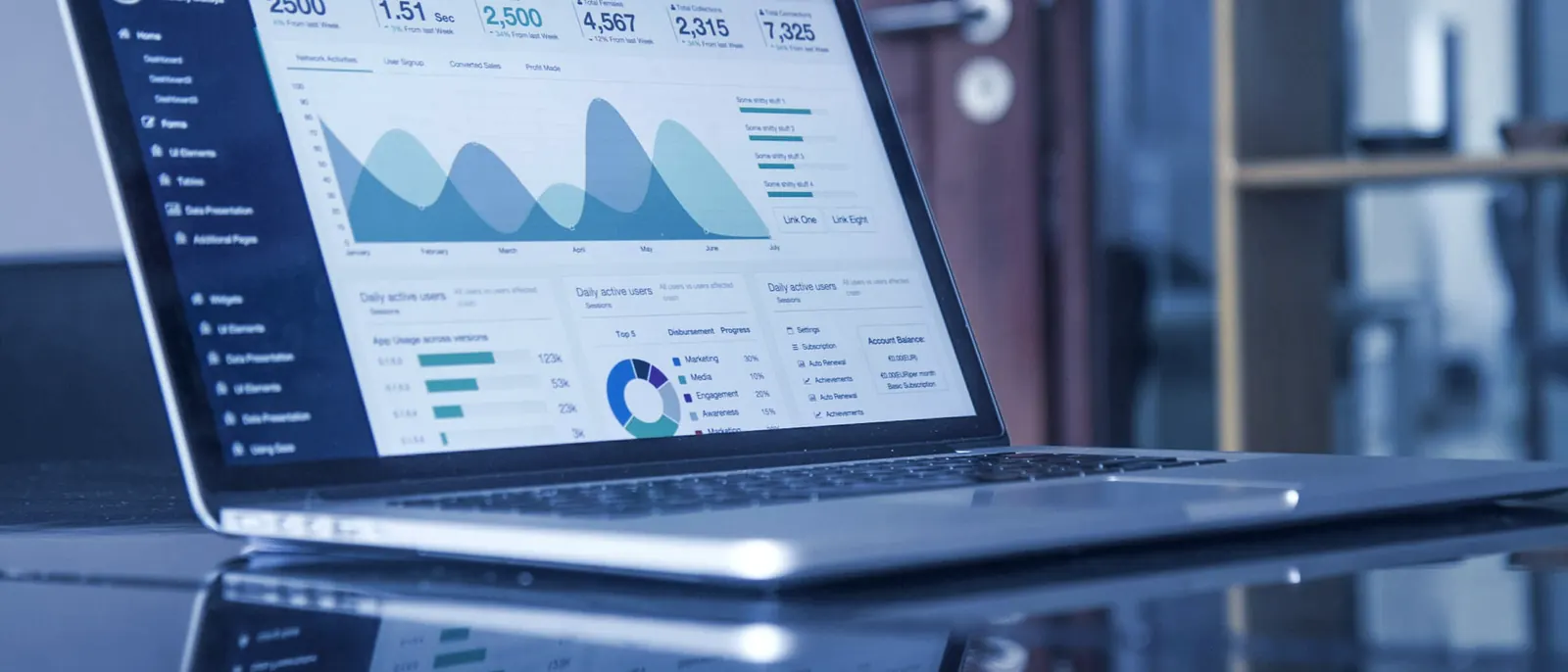 Mesa com relatórios financeiros e calculadora