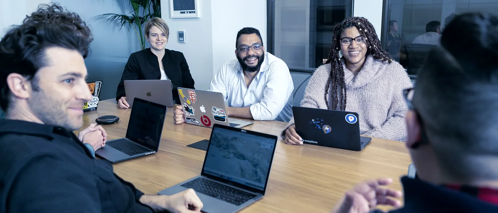Equipe planejando um projeto no quadro branco
