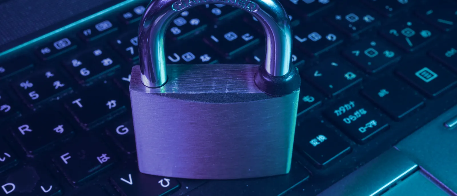 Cadeado sobre um teclado, símbolo de proteção de dados