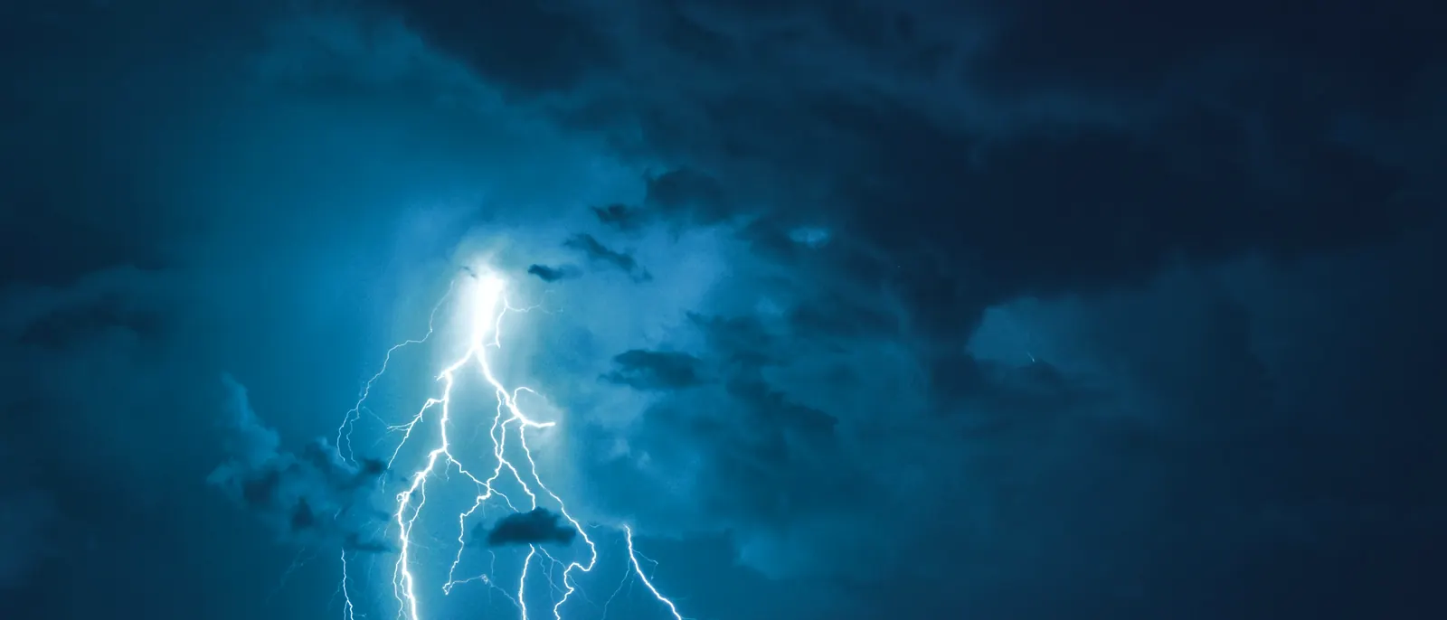 Tempestade com raios sobre a cidade